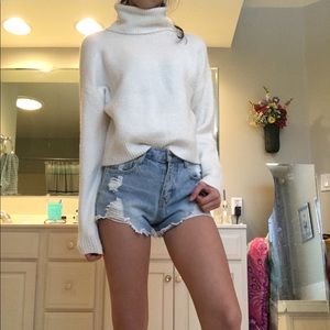 White Like New Turtle Neck Sweater ⭐️⭐️
